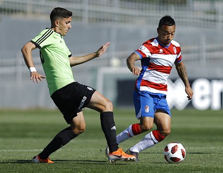Juancho aguanta el balón ante la presión de un jugador onubense (@CANTERANAZARI)