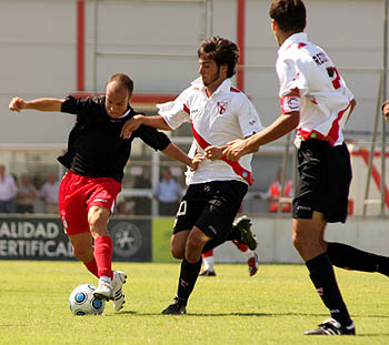 Javi Casares, que debutó con la rojiblanca, en ataque (LUIS F. RUIZ) Javi Casares, que debutó con la rojiblanca, en ataque (LUIS F. RUIZ)