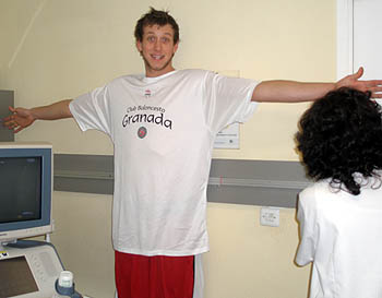 Joe Ingles durante el rutinario reconocimiento médico (CBG) Joe Ingles durante el rutinario reconocimiento médico (CBG)