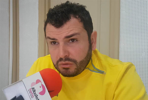 Rafa Morales durante una entrevista en los estudios de Radio Albolote 