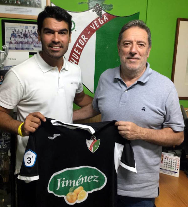 Jaime Morente junto a Félix Márquez, presidente del CD Huétor Vega