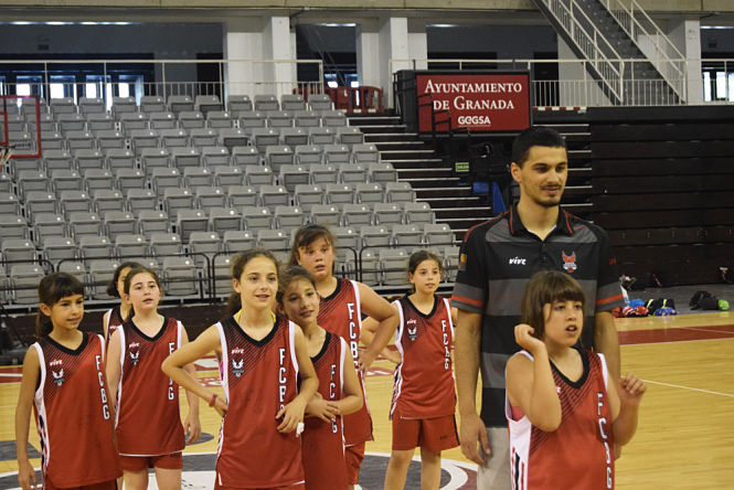 Carlos Corts ha estado con los mas pequeños en el Fénix Camp (FUNDACIÓN CB GRANADA)