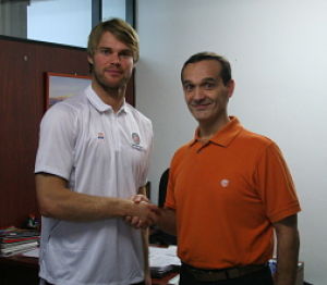 Jon Stefansson junto a Julián Aranda en la sede (CBG) Jon Stefansson junto a Julián Aranda en la sede (CBG)