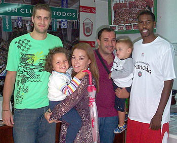 Jasen y Jimmie Hunter junto a varios abonados del CB Granada Jasen y Jimmie Hunter junto a varios abonados del CB Granada