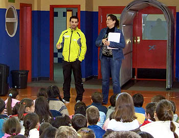 Los escolares atarfeños atienden a Paquillo Fernández (GRJ) Los escolares atarfeños atienden a Paquillo Fernández (GRJ)