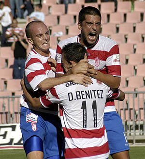 Casares, Benítez y Tariq celebran un tanto (PACO AYALA)