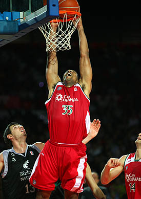 Richard Hendrix machaca el aro rival (ACBMEDIA)