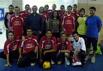 Integrantes del equipo de fútbol sala con los concejales de Juventud y Deportes Integrantes del equipo de fútbol sala con los concejales de Juventud y Deportes