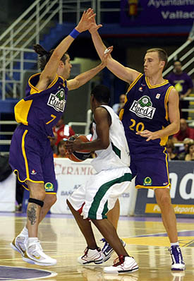 Hunter entre dos jugadores de Valladolid (ACBMEDIA) Hunter entre dos jugadores de Valladolid (ACBMEDIA)