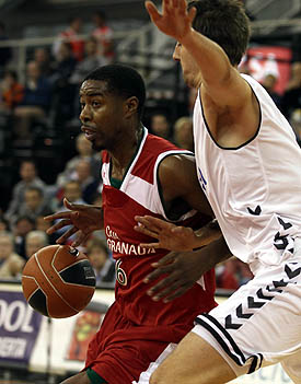 Jimmie Hunter presionado por un rival (ACBMEDIA) Jimmie Hunter presionado por un rival (ACBMEDIA)