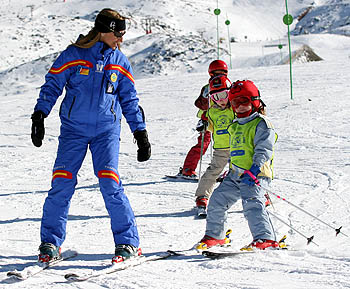 Una monitora de esquí en Sierra Nevada con sus alumnos Una monitora de esquí en Sierra Nevada con sus alumnos