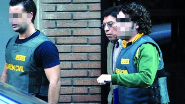 Agentes de la Guardia Civil, junto al médico Walter Viru, durante el arresto Agentes de la Guardia Civil, junto al médico Walter Viru, durante el arresto