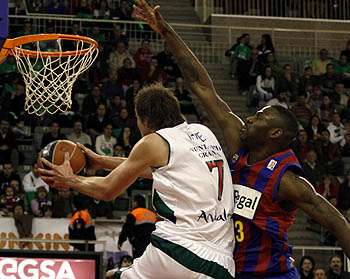 Ingles en una entrada a canasta ante el FC Barcelona (ACBMEDIA) Ingles en una entrada a canasta ante el FC Barcelona (ACBMEDIA)