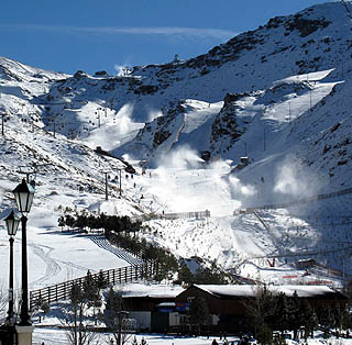 Cañones de nieve a pleno rendimiento en la pista de El Río