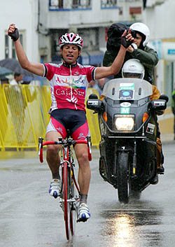 Manuel Vázquez entrando en línea de meta Manuel Vázquez entrando en línea de meta