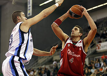 Juan Pedro Gutiérrez en una acción ante el Lagun Aro (ACBMEDIA) Juan Pedro Gutiérrez en una acción ante el Lagun Aro (ACBMEDIA)