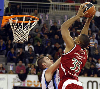 Richard Hendrix en el choque ante Lagun Aro (ACBMEDIA) Richard Hendrix en el choque ante Lagun Aro (ACBMEDIA)