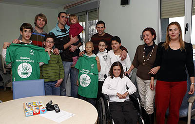 Stefansson, Aguilar y Gianella rodeados por los niños y sus familiares Stefansson, Aguilar y Gianella rodeados por los niños y sus familiares