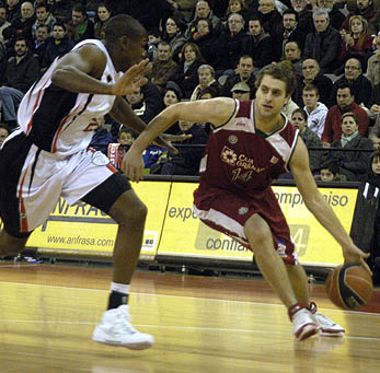 Jasen presionado por un jugador del CB Murcia (PACO AYALA) Jasen presionado por un jugador del CB Murcia (PACO AYALA)