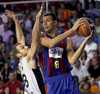Jordi Trias, jugador del Regal Barcelona, en una acción ante el Joventud Jordi Trias, jugador del Regal Barcelona, en una acción ante el Joventud