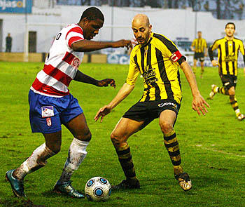 Odion Ighalo, que fue expulsado en Lepe, encarando a un rival (GRJ)