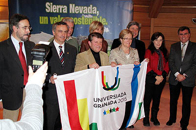 Los presidentes de las diputaciones andaluzas con la bandera de la Universiada Los presidentes de las diputaciones andaluzas con la bandera de la Universiada
