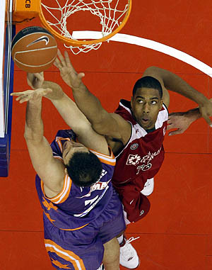 Hendrix en una acción defensiva en la ida (ACBMEDIA) Hendrix en una acción defensiva en la ida (ACBMEDIA)