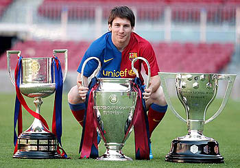 Messi posa con las tres copas ganadas por el FC Barcelona Messi posa con las tres copas ganadas por el FC Barcelona