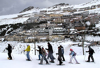 Los jóvenes gaditanos durante la excursión con Pradollano al fondo Los jóvenes gaditanos durante la excursión con Pradollano al fondo