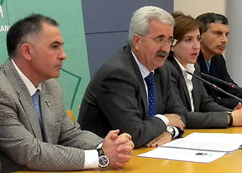 Manuel Jiménez Barrios, en el centro, durante la rueda de prensa Manuel Jiménez Barrios, en el centro, durante la rueda de prensa