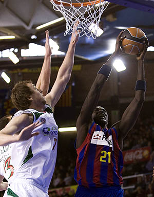 Joe Ingles intenta un tapón ante un contrario (ACBMEDIA) Joe Ingles intenta un tapón ante un contrario (ACBMEDIA)