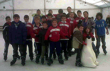 Integrantes del Club de Ocio en la pista de patinaje de Neptuno Integrantes del Club de Ocio en la pista de patinaje de Neptuno