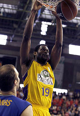 Lamont Barnes en una acción ante Canarias Lamont Barnes en una acción ante Canarias