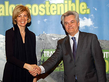 María José López estrecha la mano de Antonio Jara (GRJ) María José López estrecha la mano de Antonio Jara (GRJ)