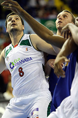Jesús Fernández buscando el rebote (ACBMEDIA) Jesús Fernández buscando el rebote (ACBMEDIA)