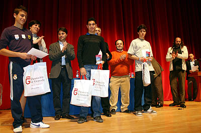 Algunos de los ganadores recogiendo su premio en el escenario (GRJ) Algunos de los ganadores recogiendo su premio en el escenario (GRJ)