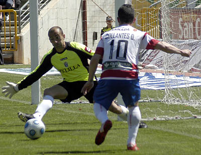 Collantes encara a Dorronsoro en una acción del partido (PACO AYALA) Collantes encara a Dorronsoro en una acción del partido (PACO AYALA)