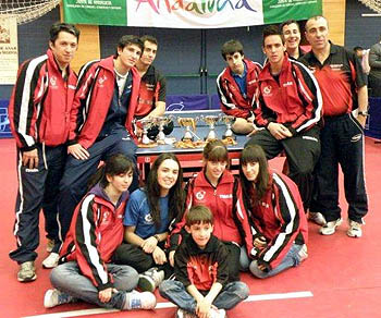Los jugadores del CajaGranada posando con los trofeos obtenidos Los jugadores del CajaGranada posando con los trofeos obtenidos