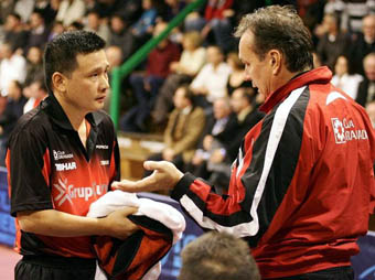 He Zhi Wen dialoga con el técnico Vladimir Choubine (GRJ) He Zhi Wen dialoga con el técnico Vladimir Choubine (GRJ)