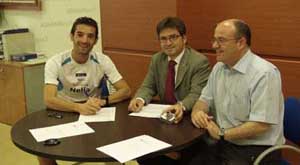 Paquillo Fernández en el momento de la firma del convenio Paquillo Fernández en el momento de la firma del convenio
