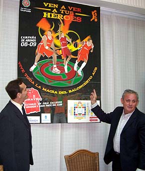 Aranda y Julián viendo el cartel de la campaña de abonos