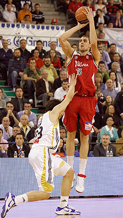 Aguilar lazna de tres ante el Madrid (ACBMEDIA) Aguilar lazna de tres ante el Madrid (ACBMEDIA)