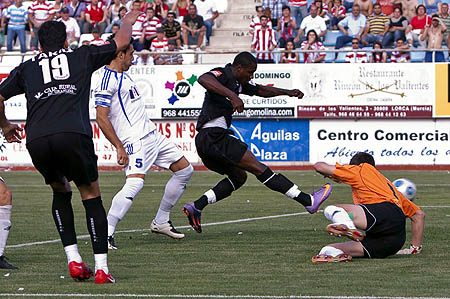 Odion Ighalo en la acción que significó el único tanto del partido en Lorca (LOF) Odion Ighalo en la acción que significó el único tanto del partido en Lorca (LOF)