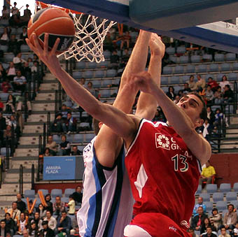 Pablo Aguilar, que anotó 14 puntos, en una jugada (ACBMEDIA) Pablo Aguilar, que anotó 14 puntos, en una jugada (ACBMEDIA)