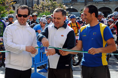 El Concejal de Deportes y el Alcalde de Guadix, cortando la cinta (GRJ) El Concejal de Deportes y el Alcalde de Guadix, cortando la cinta (GRJ)