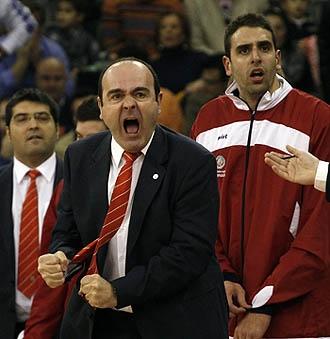 Trifón Poch gesticula con Juampi Gutiérrez a su espalda Trifón Poch gesticula con Juampi Gutiérrez a su espalda