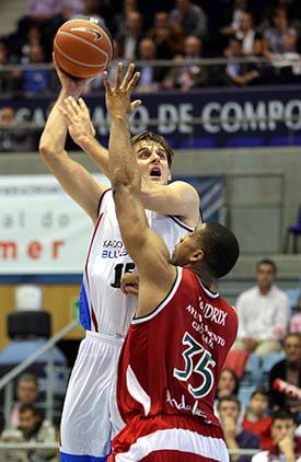 Richard Hendrix defiende a un rival de Xacobeo (ACBMEDIA) Richard Hendrix defiende a un rival de Xacobeo (ACBMEDIA)