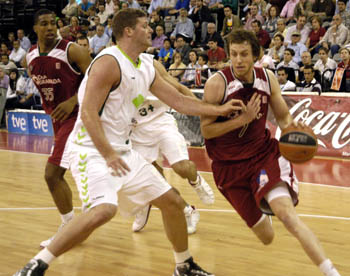 Joe Ingles en una acción del encuentro ante Unicaja (PACO AYALA) Joe Ingles en una acción del encuentro ante Unicaja (PACO AYALA)