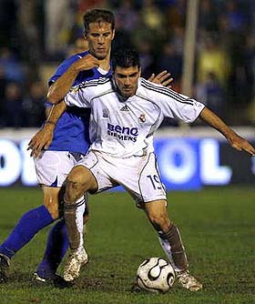 Capa, jugador del Écija, defiende al madridista Reyes Capa, jugador del Écija, defiende al madridista Reyes