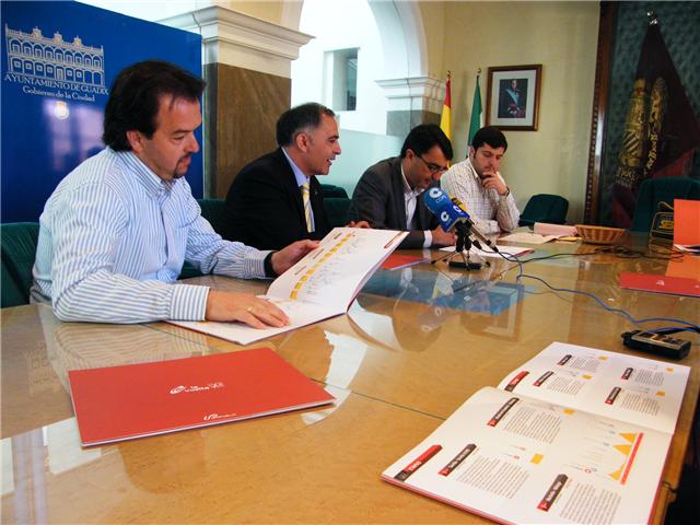 Momento de la firma del convenio para la salida de la Vuelta Momento de la firma del convenio para la salida de la Vuelta
